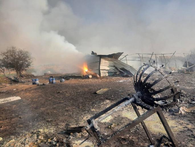 The fire spread up to 2 kilometers; Thousands of people from neighboring villages at the scene | धक्कादायक; शेकडो एकरावरील ऊस, सोयाबीन, कांदा पिके जमीनदोस्त The fire spread up to 2 kilometers; Thousands of people from neighboring villages at the scene | धक्कादायक; शेकडो एकरावरील ऊस, सोयाबीन, कांदा पिके जमीनदोस्त