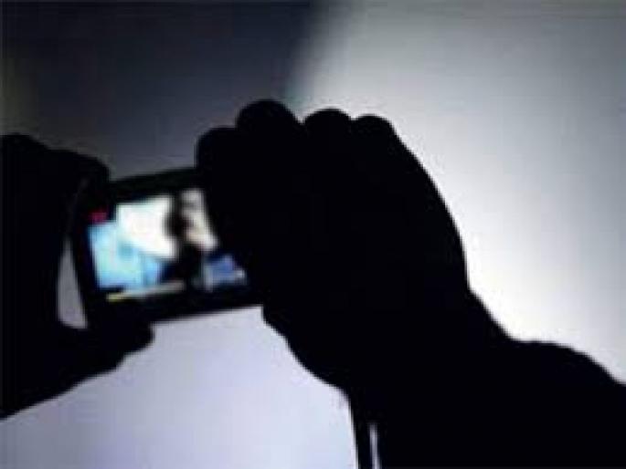 accused arrested for shooting a video of a minor girl while bathing | आंघोळ करणाऱ्या अल्पवयीन मुलीची काढली चित्रफित, आरोपीस अटक accused arrested for shooting a video of a minor girl while bathing | आंघोळ करणाऱ्या अल्पवयीन मुलीची काढली चित्रफित, आरोपीस अटक