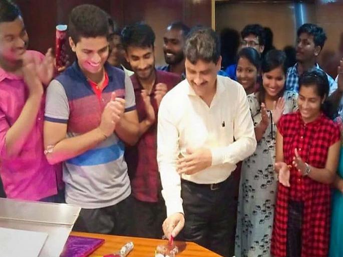 Odisha: Once a tea-seller, now this resident helps underprivileged in qualifying MBBS entrance | MBBS व्हायचं होतं, पण विकावा लागला चहा; आता डॉक्टर घडवण्यासाठी झटताहेत काका!  
