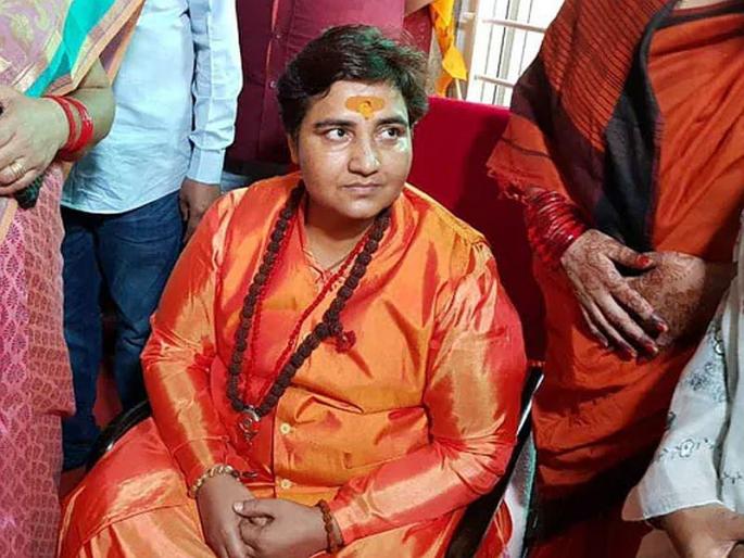 BJP leader Pragya Thakur disputed the seat, delaying the flight by 5 minutes | खासदार प्रज्ञा ठाकूर यांनी सीटवरून वाद घातला, विमानाला ४५ मिनिटे उशीर BJP leader Pragya Thakur disputed the seat, delaying the flight by 5 minutes | खासदार प्रज्ञा ठाकूर यांनी सीटवरून वाद घातला, विमानाला ४५ मिनिटे उशीर