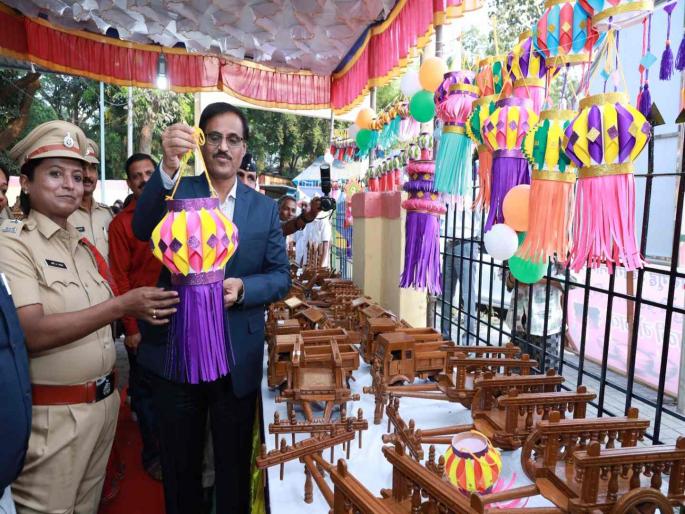 The initiative taken to give scope to the talents of the prisoners is commendable: Collector | कैद्यांच्या कलागुणांना वाव मिळण्यासाठी हाती घेतलेला उपक्रम कौतुकास्पद : जिल्हाधिकारी The initiative taken to give scope to the talents of the prisoners is commendable: Collector | कैद्यांच्या कलागुणांना वाव मिळण्यासाठी हाती घेतलेला उपक्रम कौतुकास्पद : जिल्हाधिकारी