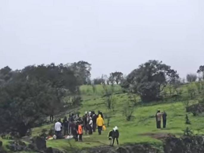 Bodies of young Couple found in Konkankada, Junnar; Suicide suspected, stir in the area | ४० वर्षीय तलाठी अन् २० वर्षीय कॉलेज तरूणीचा मृतदेह सापडला; आत्महत्येचा संशय Bodies of young Couple found in Konkankada, Junnar; Suicide suspected, stir in the area | ४० वर्षीय तलाठी अन् २० वर्षीय कॉलेज तरूणीचा मृतदेह सापडला; आत्महत्येचा संशय