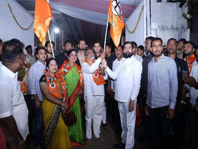 Kalyan Lok Sabha Constituency - Office bearers who joined Eknath Shinde's Shiv Sena returned to the Thackeray faction | भेटायला गेले अन् पक्षप्रवेश करून घेतला; सकाळी शिंदे गटात, संध्याकाळी ठाकरे गटात Kalyan Lok Sabha Constituency - Office bearers who joined Eknath Shinde's Shiv Sena returned to the Thackeray faction | भेटायला गेले अन् पक्षप्रवेश करून घेतला; सकाळी शिंदे गटात, संध्याकाळी ठाकरे गटात