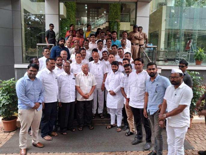 Don't get distracted by reading news in newspapers; Sharad Pawar told the workers | वृत्तपत्रांतील बातम्या वाचून विचलित होऊ नका; शरद पवारांनी कार्यकर्त्यांना सांगितलं Don't get distracted by reading news in newspapers; Sharad Pawar told the workers | वृत्तपत्रांतील बातम्या वाचून विचलित होऊ नका; शरद पवारांनी कार्यकर्त्यांना सांगितलं