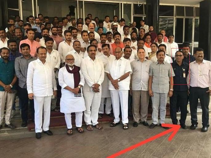 Sharad Pawar, the security guard with whom he took a photo; Read the special 'connection' of the two | शरद पवारांनी ज्या सुरक्षारक्षकासोबत फोटो काढला तेही शरद पवारच; वाचा दोघांचं खास 'कनेक्शन' Sharad Pawar, the security guard with whom he took a photo; Read the special 'connection' of the two | शरद पवारांनी ज्या सुरक्षारक्षकासोबत फोटो काढला तेही शरद पवारच; वाचा दोघांचं खास 'कनेक्शन'