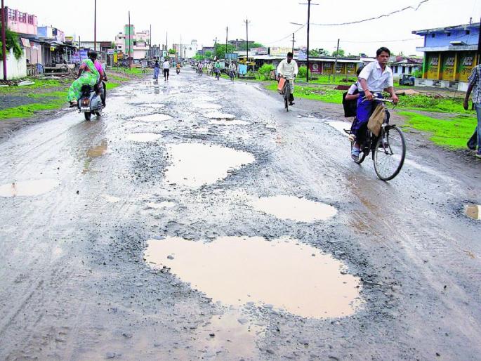 Thousands of potholes in Nagpur in four months | चार महिन्यात नागपुरात पावणेपाच हजार खड्डे Thousands of potholes in Nagpur in four months | चार महिन्यात नागपुरात पावणेपाच हजार खड्डे