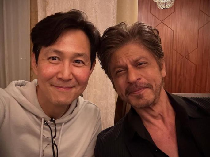 Squid Game Star Lee Jung-jae Shares Selfie with Shah Rukh Khan saudi arabia | प्लेयर नंबर ४५६ आणि बॉलिवूडचा किंग! शाहरुख खानसोबत सेल्फी घेऊन 'स्क्वीड गेम'चा कलाकार म्हणतो- Squid Game Star Lee Jung-jae Shares Selfie with Shah Rukh Khan saudi arabia | प्लेयर नंबर ४५६ आणि बॉलिवूडचा किंग! शाहरुख खानसोबत सेल्फी घेऊन 'स्क्वीड गेम'चा कलाकार म्हणतो-