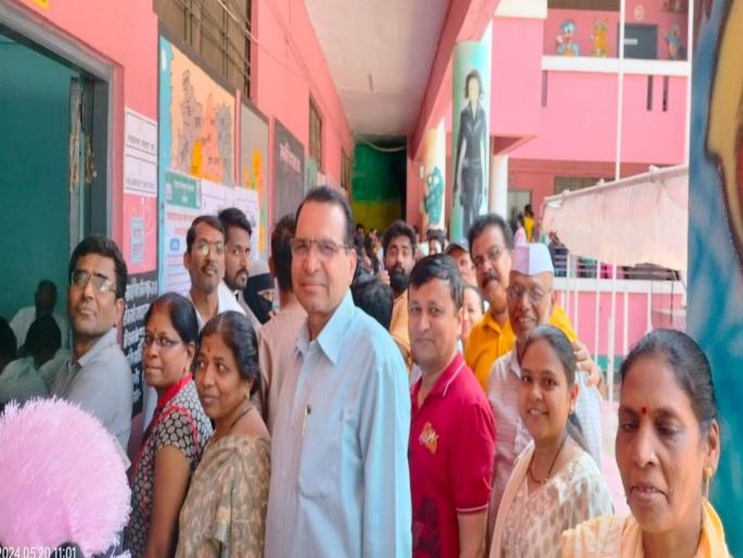 lok sabha election 2024 spontaneous response of voters in nashik voting started peacefully | नाशिकमध्ये मतदारांचा उत्स्फूर्त प्रतिसाद ; शांततेत मतदान सुरू lok sabha election 2024 spontaneous response of voters in nashik voting started peacefully | नाशिकमध्ये मतदारांचा उत्स्फूर्त प्रतिसाद ; शांततेत मतदान सुरू