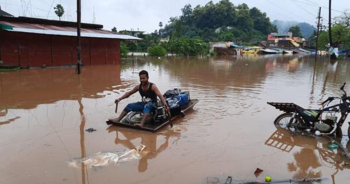 Rains in Gadchiroli district; Contact lost | गडचिरोली जिल्ह्यात पावसाचे थैमान; संपर्क तुटला