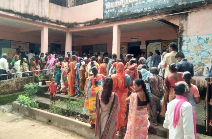 Enthusiasm among voters; Until 12 o'clock in Vidarbha, on average 20 per cent voting | Maharashtra Election 2019; मतदारांमध्ये उत्साह; १२ वाजेपर्यंत विदर्भात सरासरी २० टक्के मतदान Enthusiasm among voters; Until 12 o'clock in Vidarbha, on average 20 per cent voting | Maharashtra Election 2019; मतदारांमध्ये उत्साह; १२ वाजेपर्यंत विदर्भात सरासरी २० टक्के मतदान