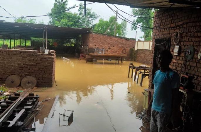 Continuous rains in Bhandara district; Bodra lake burst | भंडारा जिल्ह्यात पावसाची संततधार; बोदरा तलाव फुटला Continuous rains in Bhandara district; Bodra lake burst | भंडारा जिल्ह्यात पावसाची संततधार; बोदरा तलाव फुटला