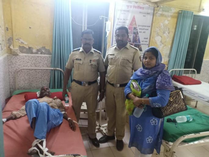 Humanity in Khaki uniforms; senior citizen survived by police | खाकी वर्दीची माणूसकी; रस्त्यावर तडफडणार्‍या वृद्धाचे वाचवले प्राण