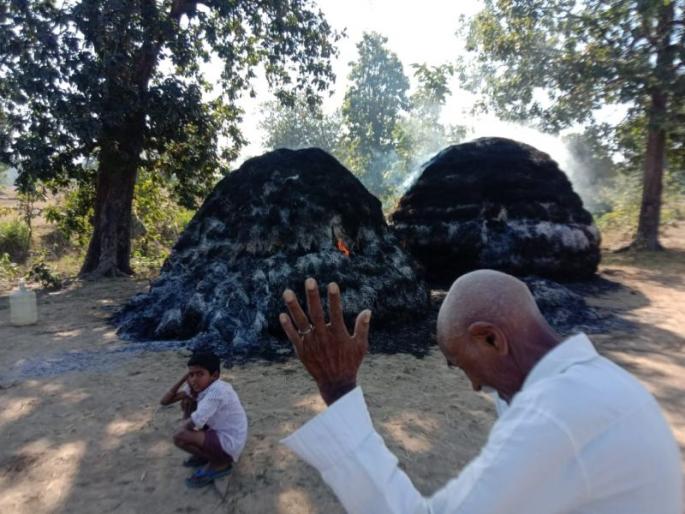 The paddy ripened by taking out a loan was burnt | कर्ज काढून पिकवलेला धान जळाला.. वृद्ध शेतकऱ्याच्या हातातोंडाचा घास गेला The paddy ripened by taking out a loan was burnt | कर्ज काढून पिकवलेला धान जळाला.. वृद्ध शेतकऱ्याच्या हातातोंडाचा घास गेला