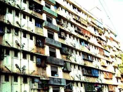 126 families were born due to family 5; Researchers rescued residents due to retirement | ५ परिवारामुळे १२६ परिवार वेठीला; पुर्नविकास रखडल्याने रहिवाशांचे जीव टांगणीला