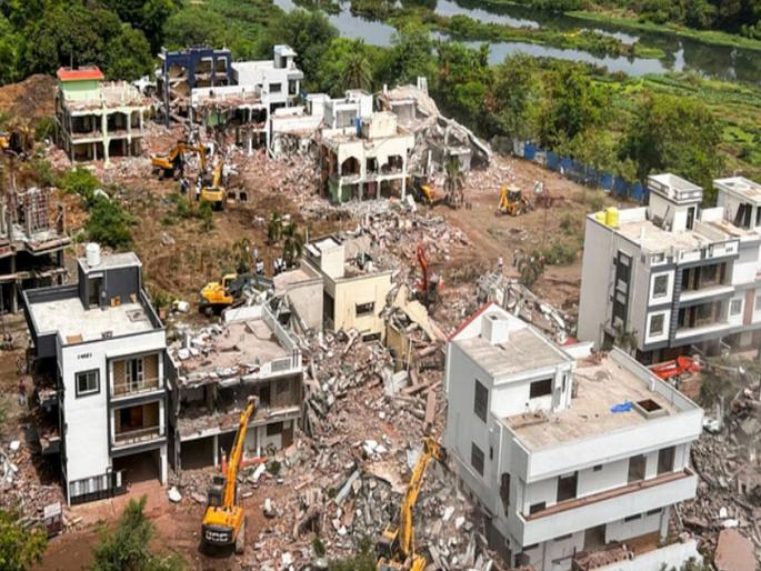 36 bungalows in Indrayani floodplain razed to the ground | इंद्रायणी पूररेषेतील ३६ बंगले जमीनदोस्त 36 bungalows in Indrayani floodplain razed to the ground | इंद्रायणी पूररेषेतील ३६ बंगले जमीनदोस्त