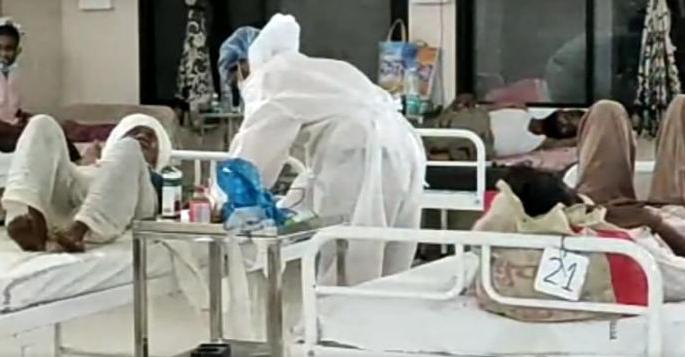 ‘Corona’ patients ‘waiting’ for bed; All 450 beds are engaged in Akola GMC | ‘कोरोना’ रुग्ण बेडसाठी ‘वेटिंग’वर; सर्वोपचारमध्ये सर्व ४५० खाटा व्यस्त ‘Corona’ patients ‘waiting’ for bed; All 450 beds are engaged in Akola GMC | ‘कोरोना’ रुग्ण बेडसाठी ‘वेटिंग’वर; सर्वोपचारमध्ये सर्व ४५० खाटा व्यस्त