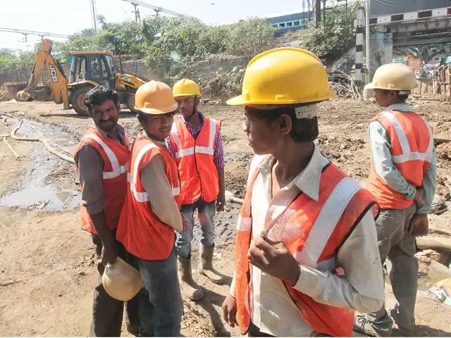 Nine thousand crores deposited; Yet construction workers not get 1 rs | CoronaVirus नऊ हजार कोटी रुपये जमा; तरी बांधकाम मजुरांना छदामही नाही Nine thousand crores deposited; Yet construction workers not get 1 rs | CoronaVirus नऊ हजार कोटी रुपये जमा; तरी बांधकाम मजुरांना छदामही नाही