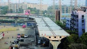 The repair work of the Sion Airport was postponed for four months | सायन उड्डाणपुलाच्या दुरुस्तीचे काम चार महिन्यांपासून रखडले The repair work of the Sion Airport was postponed for four months | सायन उड्डाणपुलाच्या दुरुस्तीचे काम चार महिन्यांपासून रखडले