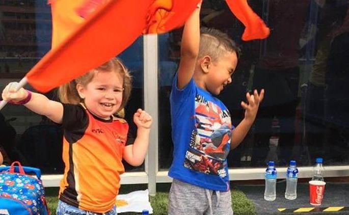 IPL 2019: little girl give best wishes to David Warner, watch the video | IPL 2019 : डेव्हिड वॉर्नरला शुभेच्छा द्यायला आली नन्ही परी, पाहा व्हिडीओ