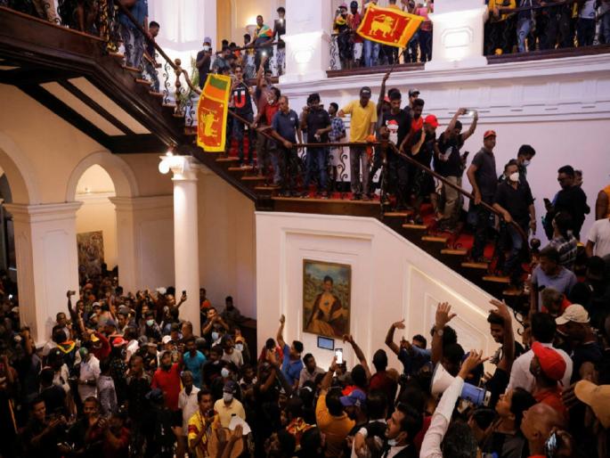 spacial article on sri lanka political crisis president house people enter prime minister house fire | पोटाची आग विझली नाही, तर राजवटी जळणारच! spacial article on sri lanka political crisis president house people enter prime minister house fire | पोटाची आग विझली नाही, तर राजवटी जळणारच!