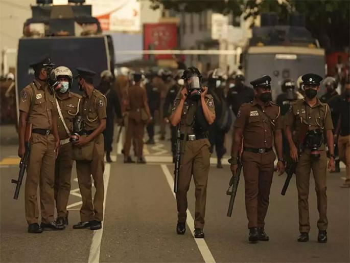sri lanka government impose curfew from 8 pm on monday till 5 am tuesday | Sri Lanka Economic Crisis : श्रीलंकेतील परिस्थिती हाताबाहेर; आज रात्री ८ वाजल्यापासून देशभरात कर्फ्यू sri lanka government impose curfew from 8 pm on monday till 5 am tuesday | Sri Lanka Economic Crisis : श्रीलंकेतील परिस्थिती हाताबाहेर; आज रात्री ८ वाजल्यापासून देशभरात कर्फ्यू