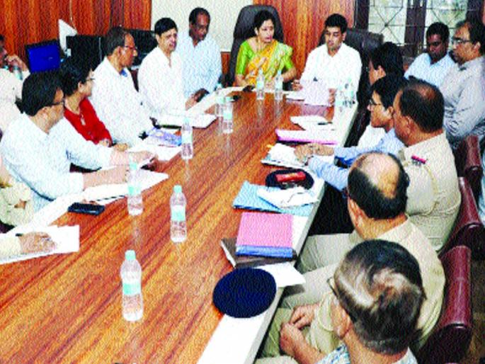 Work on Kalyan-Badlapur road stalled, MPs asked officers | कल्याण-बदलापूर रस्त्याचे काम रखडले, खासदारांनी अधिकाऱ्यांची घेतली पालिकेत ‘शाळा’ Work on Kalyan-Badlapur road stalled, MPs asked officers | कल्याण-बदलापूर रस्त्याचे काम रखडले, खासदारांनी अधिकाऱ्यांची घेतली पालिकेत ‘शाळा’