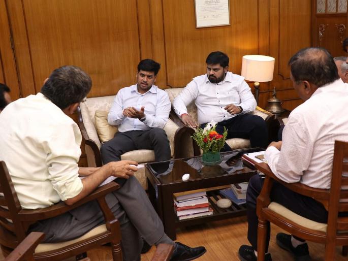 MP Dr. Shrikant Shinde meets DRM Shalabh Goel of Central Railway | खासदार डॉ. श्रीकांत शिंदे यांनी घेतली मध्य रेल्वेचे डीआरएम शलभ गोईल यांची भेट MP Dr. Shrikant Shinde meets DRM Shalabh Goel of Central Railway | खासदार डॉ. श्रीकांत शिंदे यांनी घेतली मध्य रेल्वेचे डीआरएम शलभ गोईल यांची भेट