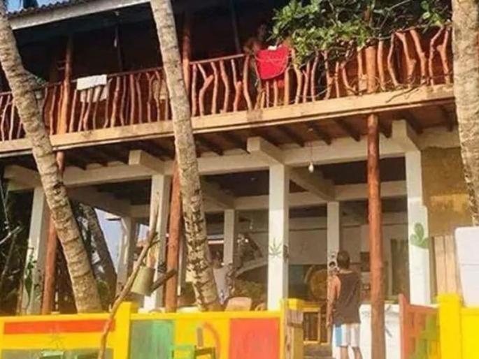 UK couple gets drunk on honeymoon, buys hotel in Sri lanka | बाबो! हनीमूनसाठी गेलेल्या कपलने दारुच्या नशेत विकत घेतलं हॉटेल! UK couple gets drunk on honeymoon, buys hotel in Sri lanka | बाबो! हनीमूनसाठी गेलेल्या कपलने दारुच्या नशेत विकत घेतलं हॉटेल!
