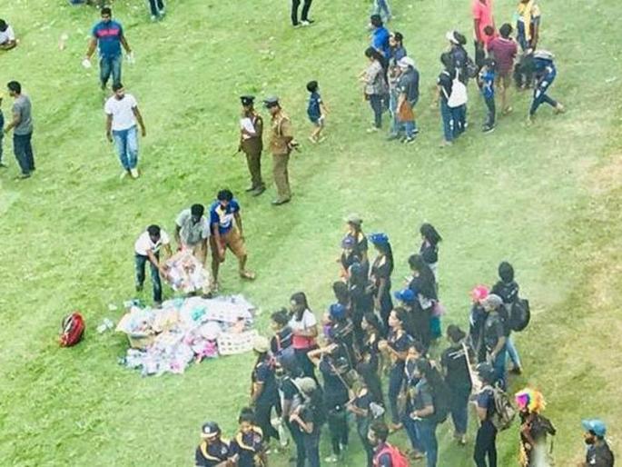 Sri Lanka vs South Africa: Cleanliness campaign of Sri Lankan fans | Sri Lanka vs South Africa: श्रीलंकेच्या चाहत्यांची स्वच्छता मोहीम