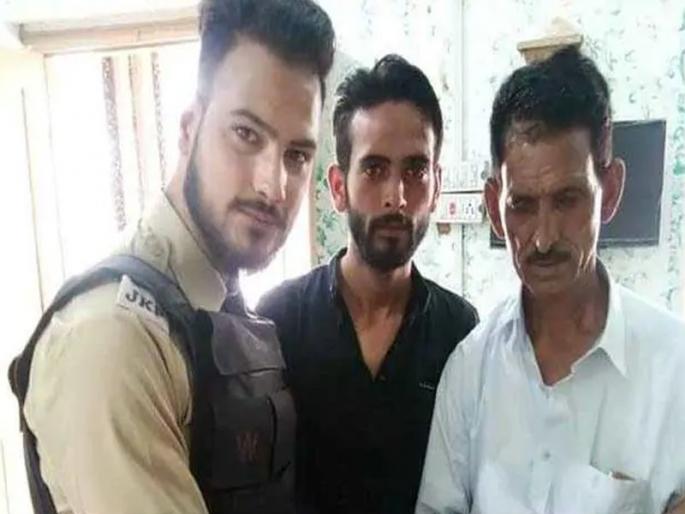 Srinagar Cop Returns Bag With Rs. 90,000 to Owner | पोलिसाच्या प्रामाणिकपणामुळे मिळाले 90 हजार परत  Srinagar Cop Returns Bag With Rs. 90,000 to Owner | पोलिसाच्या प्रामाणिकपणामुळे मिळाले 90 हजार परत