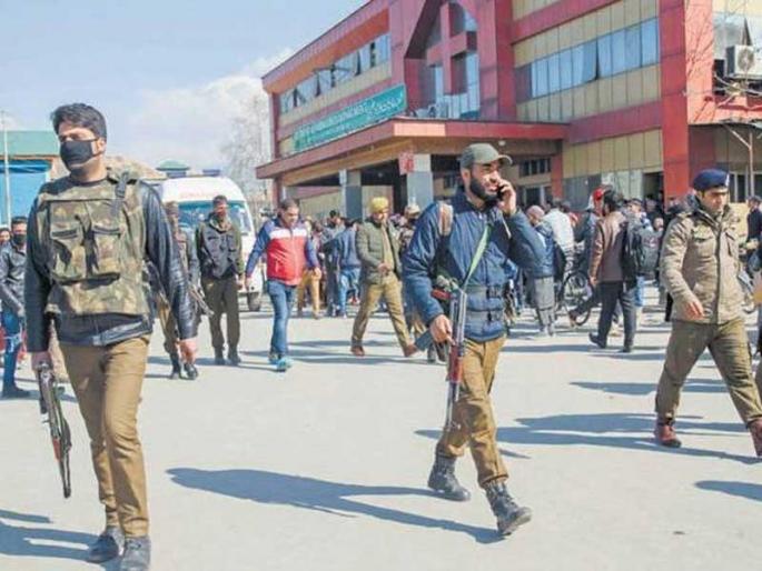 attack in Srinagar hospital, militants kill 2 policemen | हॉस्पिटलवर हल्ला; दोन पोलीस शहीद attack in Srinagar hospital, militants kill 2 policemen | हॉस्पिटलवर हल्ला; दोन पोलीस शहीद