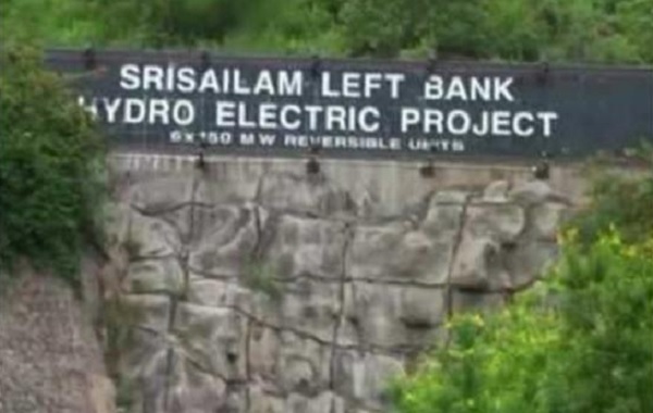 telangana srisailam hydal power plant fire dead bodies found rescue operation | हायड्रो इलेक्ट्रिक पॉवर प्लांटमध्ये आग, सहा जणांचा होरपळून मृत्यू, तिघांचा शोध सुरू  telangana srisailam hydal power plant fire dead bodies found rescue operation | हायड्रो इलेक्ट्रिक पॉवर प्लांटमध्ये आग, सहा जणांचा होरपळून मृत्यू, तिघांचा शोध सुरू