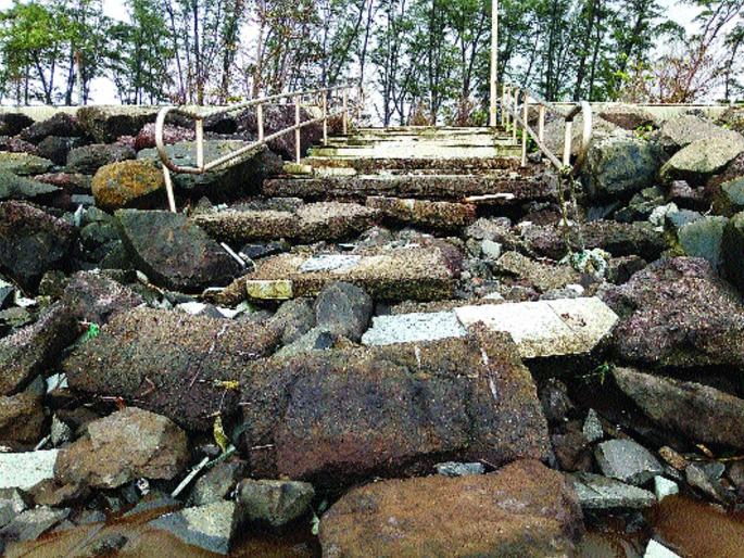 Shreevardhan coastal construction of the sun dam | श्रीवर्धन समुद्रकिनाऱ्यावरील धूपप्रतिबंधक बंधा-याचे ढासळतेय बांधकाम