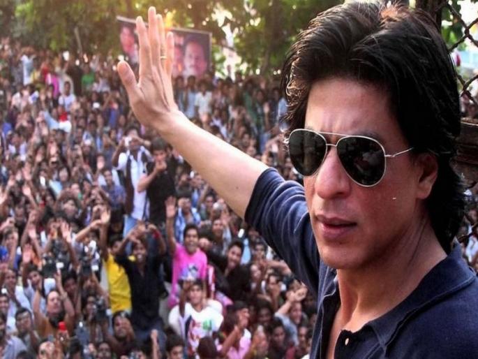Happy Birthday Shahrukh: When a jadra fan asked for a phone call to King Khan Shahrukh, something happened after that | Happy Birthday Shahrukh :जेव्हा एका जबरा फॅनने किंग खान शाहरुखकडे मागितला फोन नंबर, त्यानंतर घडले होते असे काही Happy Birthday Shahrukh: When a jadra fan asked for a phone call to King Khan Shahrukh, something happened after that | Happy Birthday Shahrukh :जेव्हा एका जबरा फॅनने किंग खान शाहरुखकडे मागितला फोन नंबर, त्यानंतर घडले होते असे काही