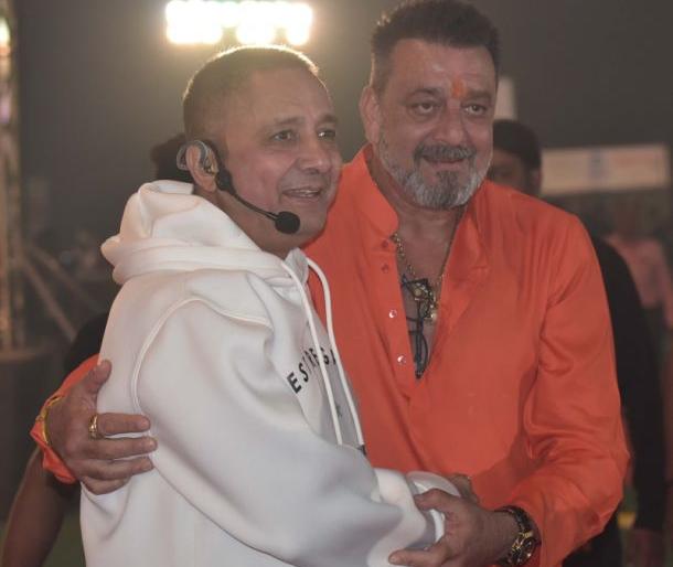 Sukhwinder Singh gives Sanjay Dutt 'Jadu Ki Zhappi' | सुखविंदर सिंहने दिली संजय दत्तला 'जादू की झप्पी' Sukhwinder Singh gives Sanjay Dutt 'Jadu Ki Zhappi' | सुखविंदर सिंहने दिली संजय दत्तला 'जादू की झप्पी'