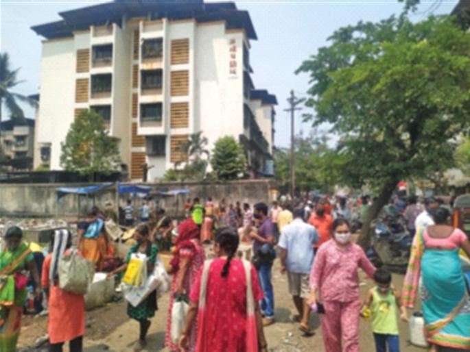 Strict restrictions are on paper, a widespread violation of the curfew by citizens | कडक निर्बंध कागदावरच, संचारबंदीचे नागरिकांकडून सर्रास उल्लंघन Strict restrictions are on paper, a widespread violation of the curfew by citizens | कडक निर्बंध कागदावरच, संचारबंदीचे नागरिकांकडून सर्रास उल्लंघन