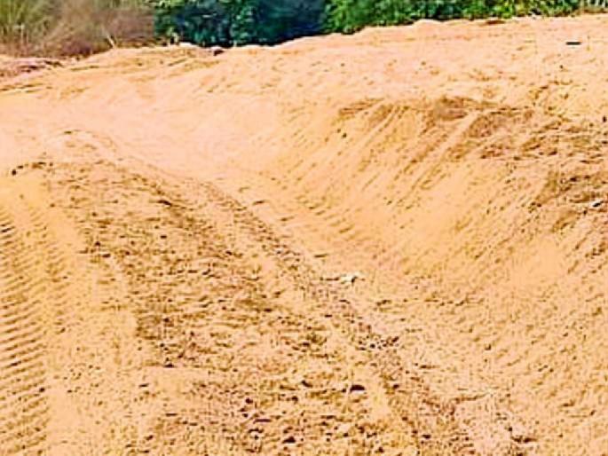 8 sand tractors caught in drone surveillance trap raid; Police and RTO team action | ड्रोन टेहळणी सापळा धाडीत रेतीचे ८ ट्रॅक्टर पकडले; महसूल, पोलिस व आरटीओ पथकाची कारवाई 8 sand tractors caught in drone surveillance trap raid; Police and RTO team action | ड्रोन टेहळणी सापळा धाडीत रेतीचे ८ ट्रॅक्टर पकडले; महसूल, पोलिस व आरटीओ पथकाची कारवाई