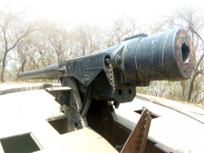 Rare will go beyond the veil of time; Ignore the historic gun on Elephanta Island | दुर्मीळ ठेवा काळाच्या पडद्याआड जाणार; एलिफंटा बेटावरील ऐतिहासिक तोफा दुर्लक्षित Rare will go beyond the veil of time; Ignore the historic gun on Elephanta Island | दुर्मीळ ठेवा काळाच्या पडद्याआड जाणार; एलिफंटा बेटावरील ऐतिहासिक तोफा दुर्लक्षित
