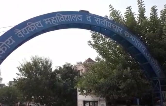 Poor diet for corona patients in Akola GMC Hospital | सर्वोपचार रुग्णालयात कोरोनाबाधित रुग्णांना निकृष्ट आहार Poor diet for corona patients in Akola GMC Hospital | सर्वोपचार रुग्णालयात कोरोनाबाधित रुग्णांना निकृष्ट आहार