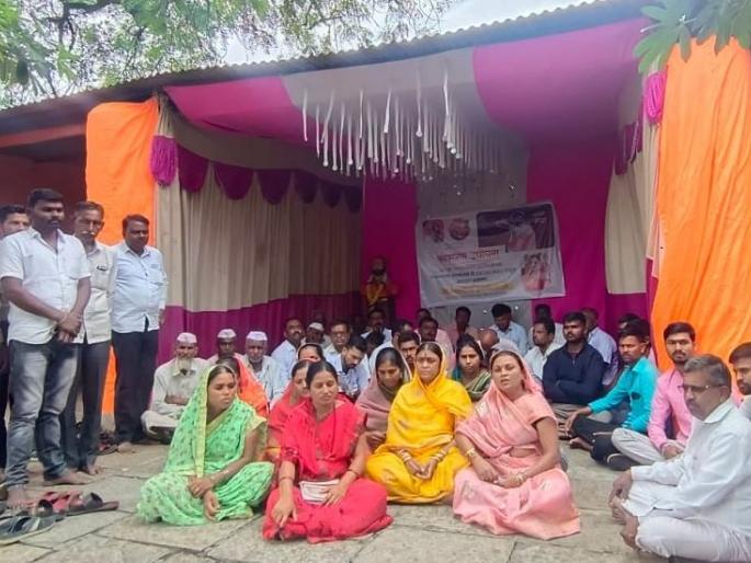 Women on hunger strike for Maratha reservation | मराठा आरक्षणासाठी चुलबंद करून महिलांचे आमरण उपोषण Women on hunger strike for Maratha reservation | मराठा आरक्षणासाठी चुलबंद करून महिलांचे आमरण उपोषण