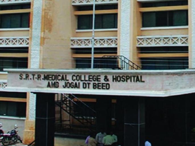 In Ambejogai First beaten up due to parking dispute, then fatally assaulted again in SRT hospital after going for treatment | पार्किंगच्या वादातून आधी मारहाण, उपचार घेण्यास गेल्यानंतर रुग्णालयात पुन्हा जीवघेणा हल्ला In Ambejogai First beaten up due to parking dispute, then fatally assaulted again in SRT hospital after going for treatment | पार्किंगच्या वादातून आधी मारहाण, उपचार घेण्यास गेल्यानंतर रुग्णालयात पुन्हा जीवघेणा हल्ला