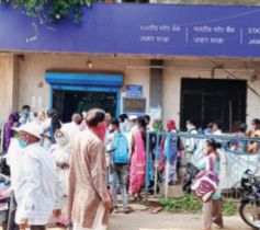 Crowds of homeless people flock to banks for survival certificates | हयात प्रमाणपत्रासाठी निराधारांची कोरोनाकाळात बँकांसमोर होतेय गर्दी Crowds of homeless people flock to banks for survival certificates | हयात प्रमाणपत्रासाठी निराधारांची कोरोनाकाळात बँकांसमोर होतेय गर्दी