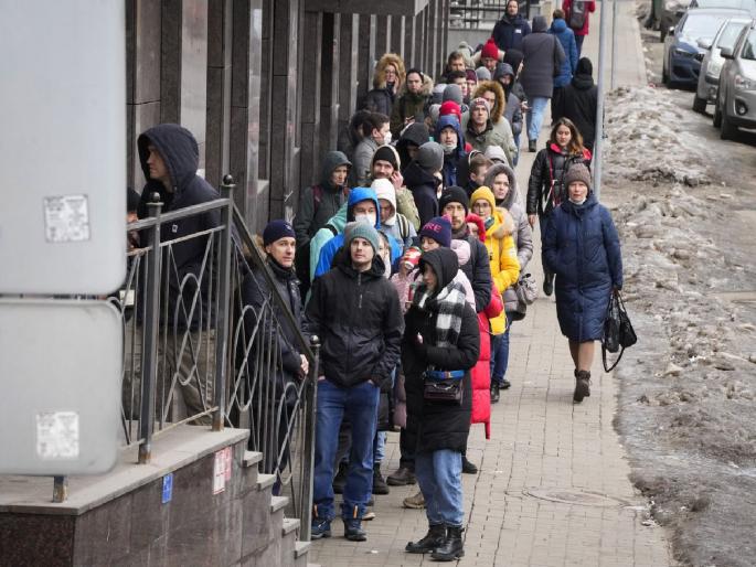 Russia Ukraine War: Putin's decision hits Russian people; Russians waited in long queues outside ATMs, Shops | Russia Ukraine War: पुतिन यांच्या निर्णयाचा रशियन लोकांना फटका; बँक, दुकानाबाहेर लांबच्या लांब रांगा Russia Ukraine War: Putin's decision hits Russian people; Russians waited in long queues outside ATMs, Shops | Russia Ukraine War: पुतिन यांच्या निर्णयाचा रशियन लोकांना फटका; बँक, दुकानाबाहेर लांबच्या लांब रांगा