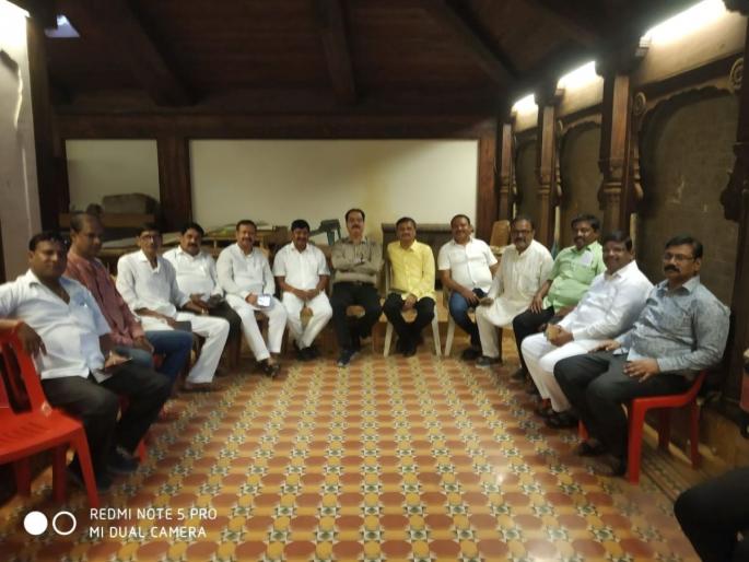 Shinde supporters take possession of Anand Ashram; Strong power display | आनंद आश्रमचा शिंदे समर्थकांनी घेतला ताबा; जोरदार शक्ती प्रदर्शन Shinde supporters take possession of Anand Ashram; Strong power display | आनंद आश्रमचा शिंदे समर्थकांनी घेतला ताबा; जोरदार शक्ती प्रदर्शन