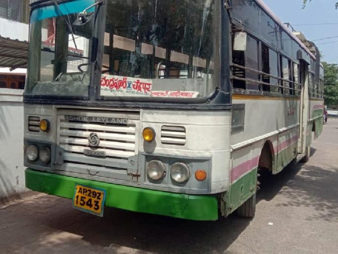 Married youth dies after jumping from running bus in gadchandur | धावत्या बसमधून उडी घेतल्याने विवाहित युवकाचा मृत्यू, एकच खळबळ Married youth dies after jumping from running bus in gadchandur | धावत्या बसमधून उडी घेतल्याने विवाहित युवकाचा मृत्यू, एकच खळबळ