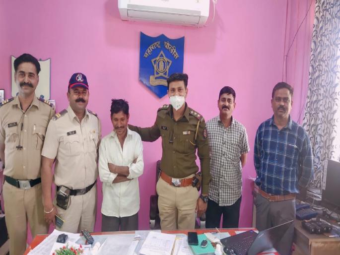 Jalgoan Police arrested the accused for making a fake call | पोलिसांनी घडवली अद्दल! सहज गमंत म्हणून 'त्यानं' ११२ नंबरवर कॉल केला, मग... Jalgoan Police arrested the accused for making a fake call | पोलिसांनी घडवली अद्दल! सहज गमंत म्हणून 'त्यानं' ११२ नंबरवर कॉल केला, मग...