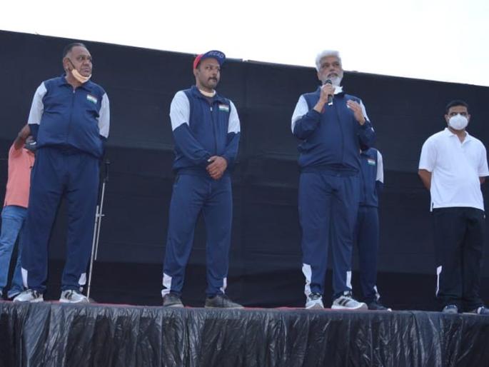 Collective exercises conducted by the Minister of Agriculture on patriotic songs | देशभक्तीपर गीतांवर कृषी मंत्र्यांनी केल्या सामूहिक कवायती Collective exercises conducted by the Minister of Agriculture on patriotic songs | देशभक्तीपर गीतांवर कृषी मंत्र्यांनी केल्या सामूहिक कवायती