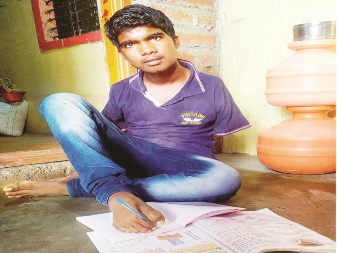 SSC Result 2020: Eklavya became Brahmadeva ! Achieved success without both hands by feet | ब्रह्मदेव बनला एकलव्य ! दोन्ही हातांविना पदस्पर्शाने गाठले यशोशिखर SSC Result 2020: Eklavya became Brahmadeva ! Achieved success without both hands by feet | ब्रह्मदेव बनला एकलव्य ! दोन्ही हातांविना पदस्पर्शाने गाठले यशोशिखर