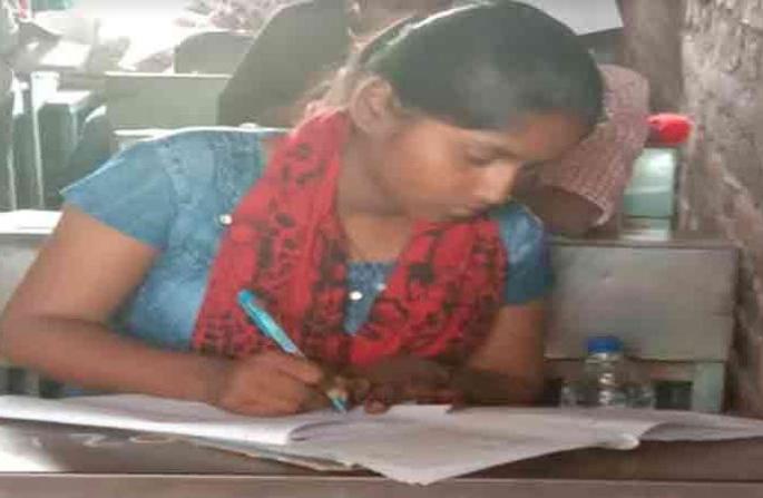 The tenth English paper given by the girl after the death of her father | जन्मदाता पिताच्या मृत्यूनंतरही दु:खावर मात करून मुलीने दिला दहावीचा इंग्रजीचा पेपर The tenth English paper given by the girl after the death of her father | जन्मदाता पिताच्या मृत्यूनंतरही दु:खावर मात करून मुलीने दिला दहावीचा इंग्रजीचा पेपर