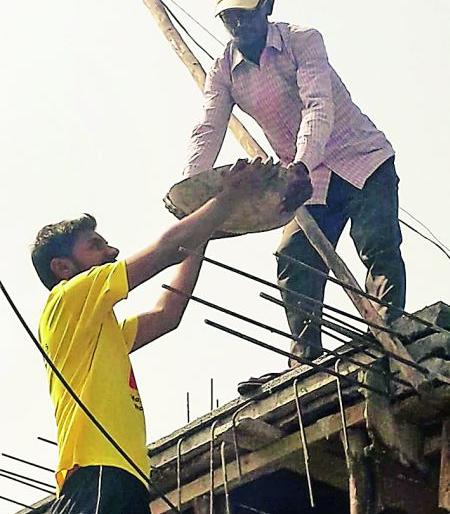 95% marks scorer Salim in HSC doing work of building mistry | बारावीत ९५ टक्के मिळविणारा सलीम करतोय गवंडी काम 95% marks scorer Salim in HSC doing work of building mistry | बारावीत ९५ टक्के मिळविणारा सलीम करतोय गवंडी काम
